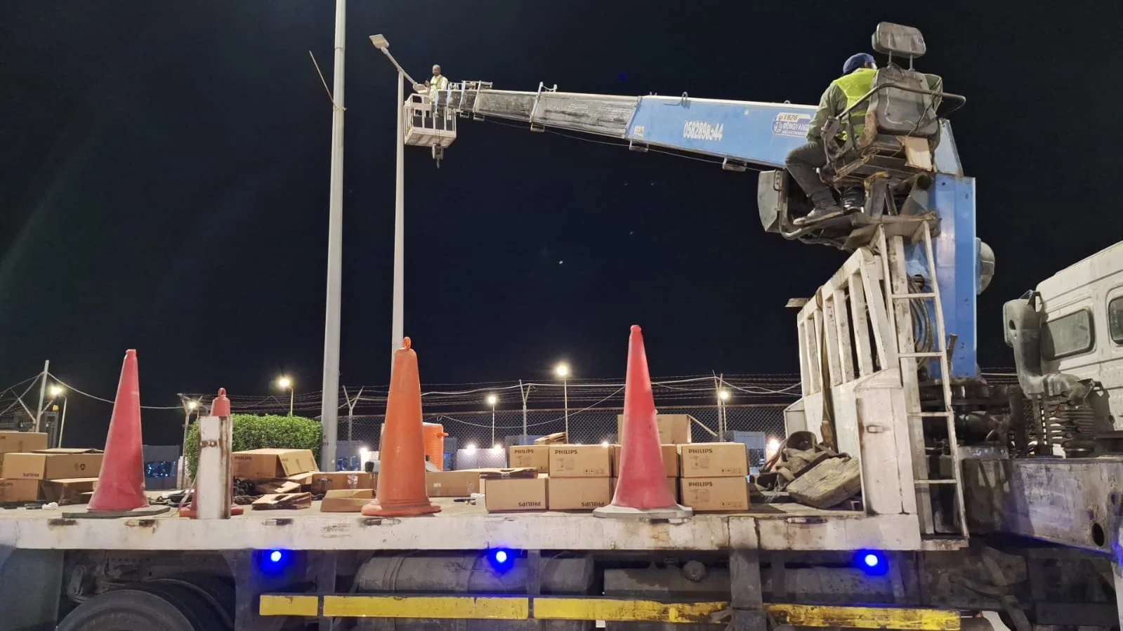 اعمال توريد وتركيب اعمدة الانارة لشركة السحابة للمقاولات